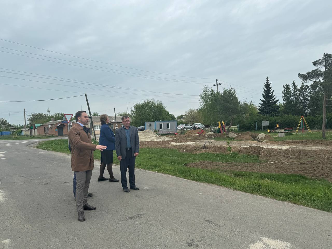 Александр Ремета оценил ход строительных работ на общественной территории в хуторе Малоорловский 