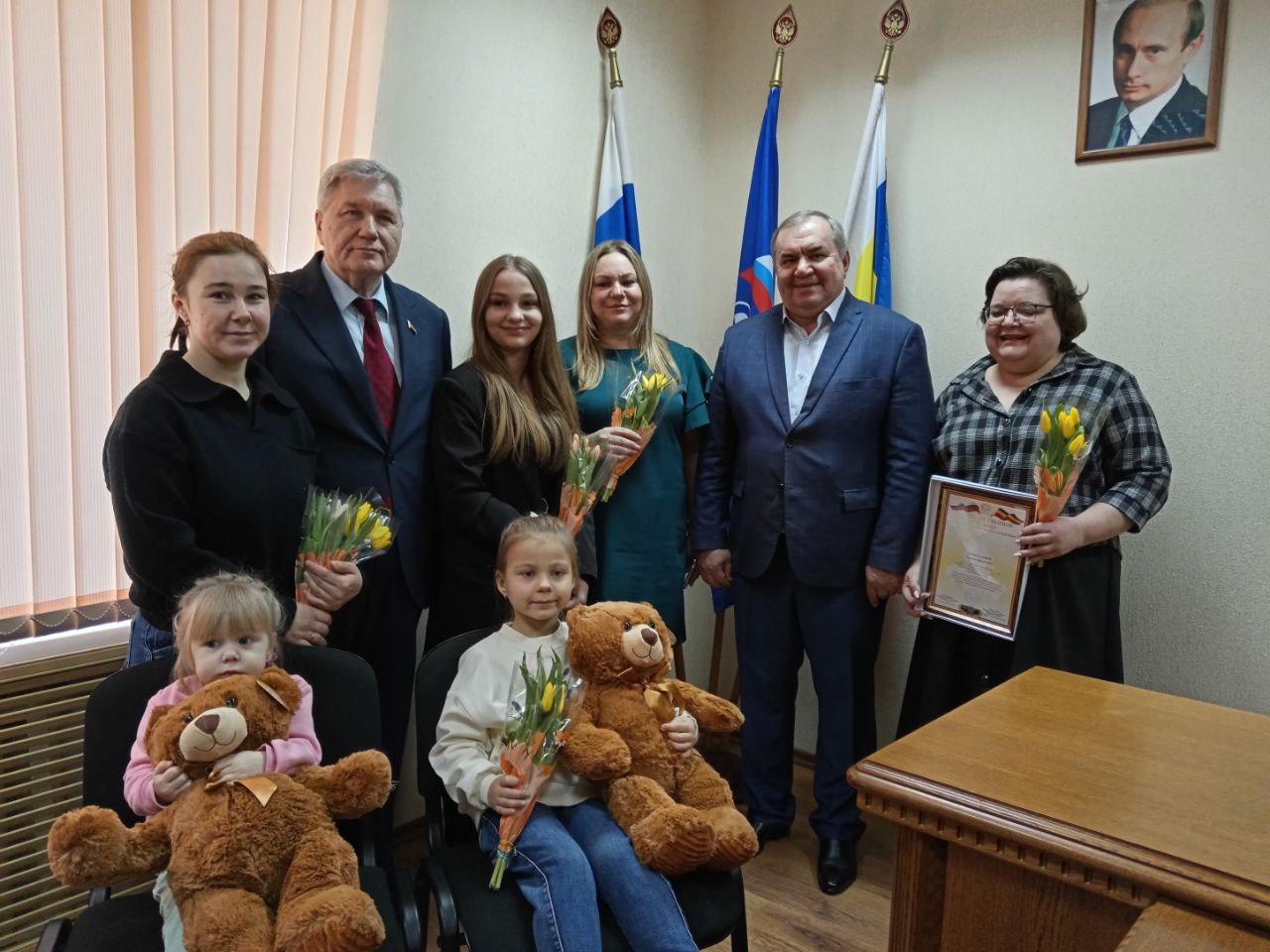 Сергей Михалев поздравил семьи участников СВО из Красного Сулина с Международным женским днем