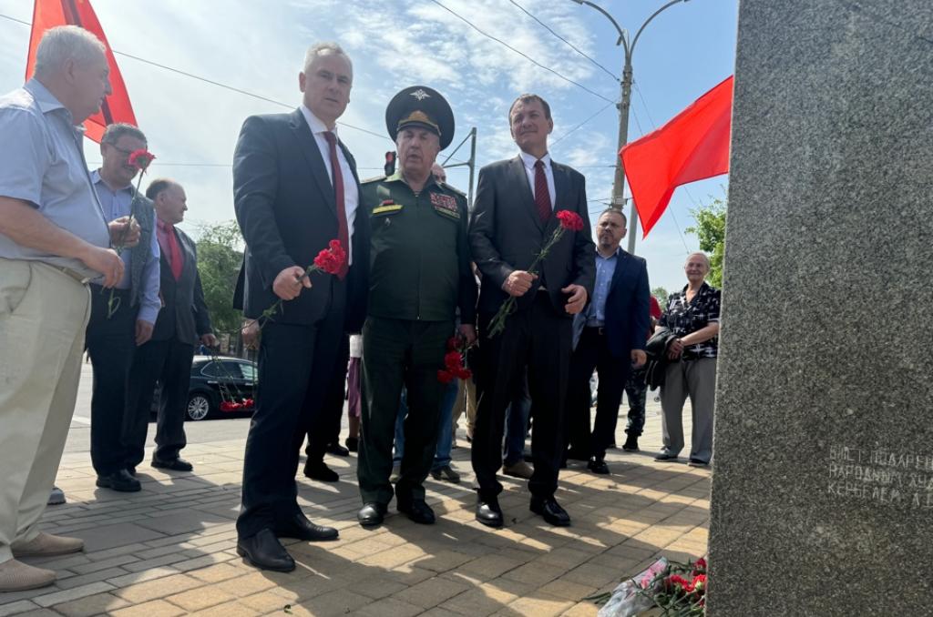 Депутаты фракции КПРФ возложили цветы к памятнику Юрию Гагарину