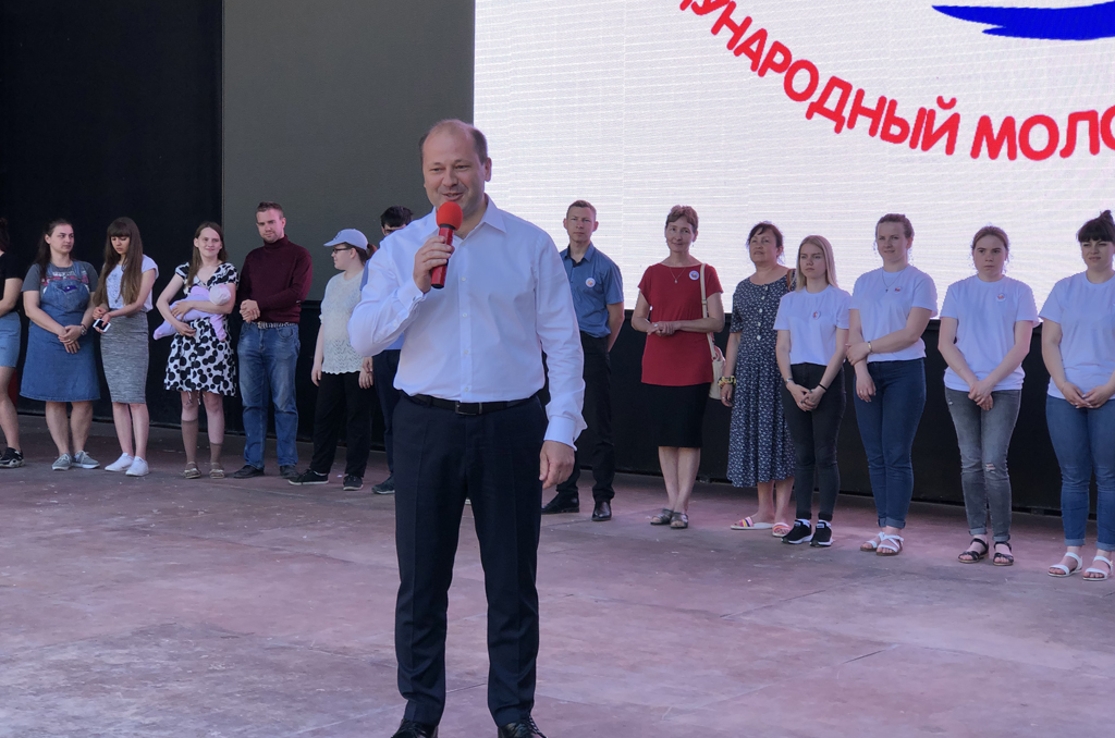 Александр Скрябин принял участие в церемонии закрытия молодежного фестиваля «Семьей дорожить – счастливым быть» Александр Скрябин принял участие в церемонии закрытия молодежного фестиваля «Семьей дорожить – счастливым быть»