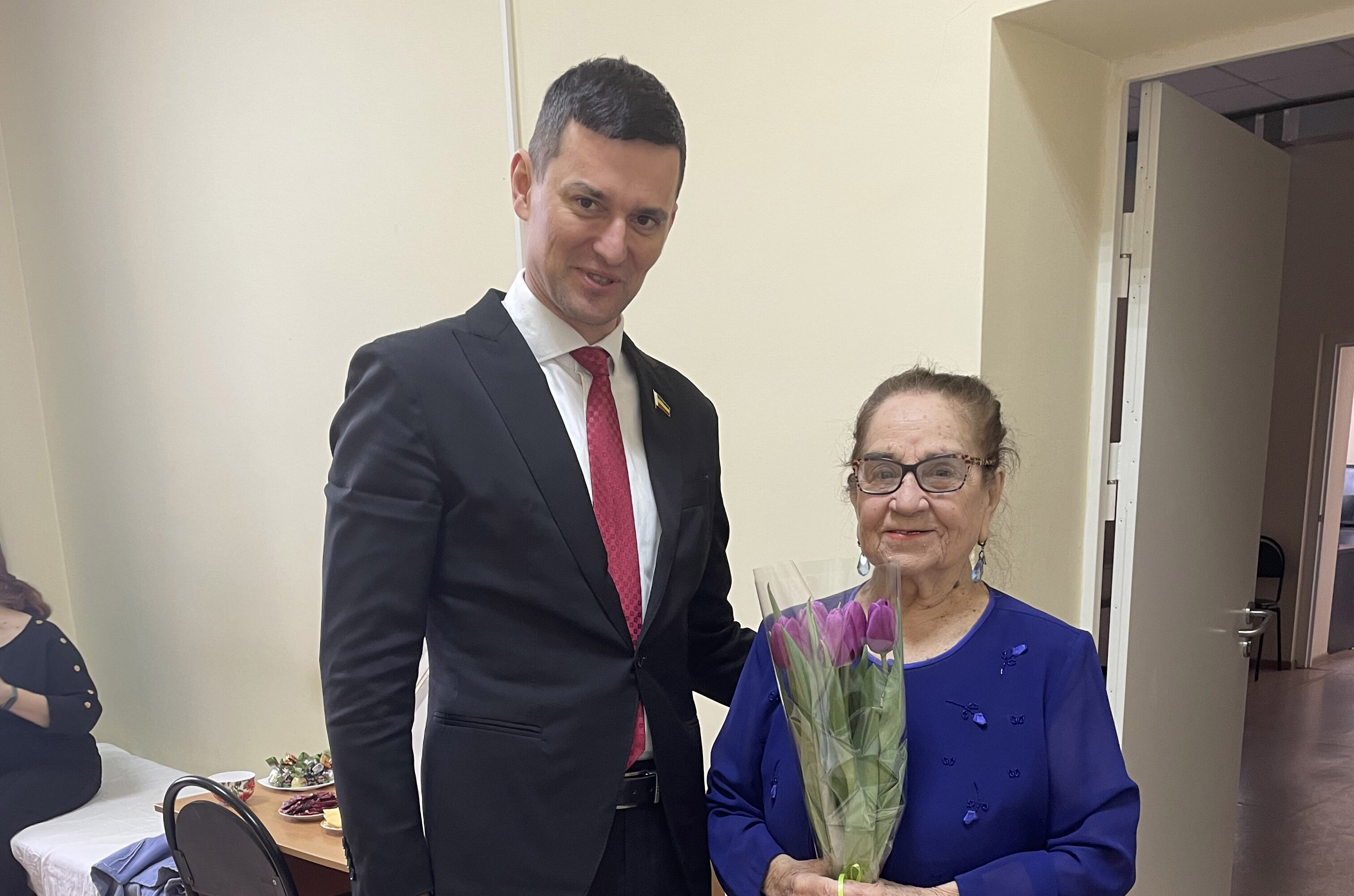 Борис Аксенов поздравил с Международным женским днем 92-летнего врача Сальской ЦРБ