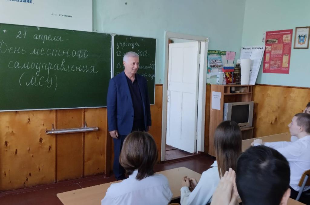 Адам Батажев провел открытый урок в школе № 91 города Ростова-на-Дону 