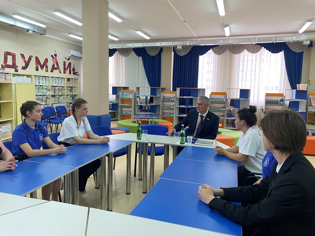 Ашот Хбликян провел встречу с юными парламентариями школы № 75