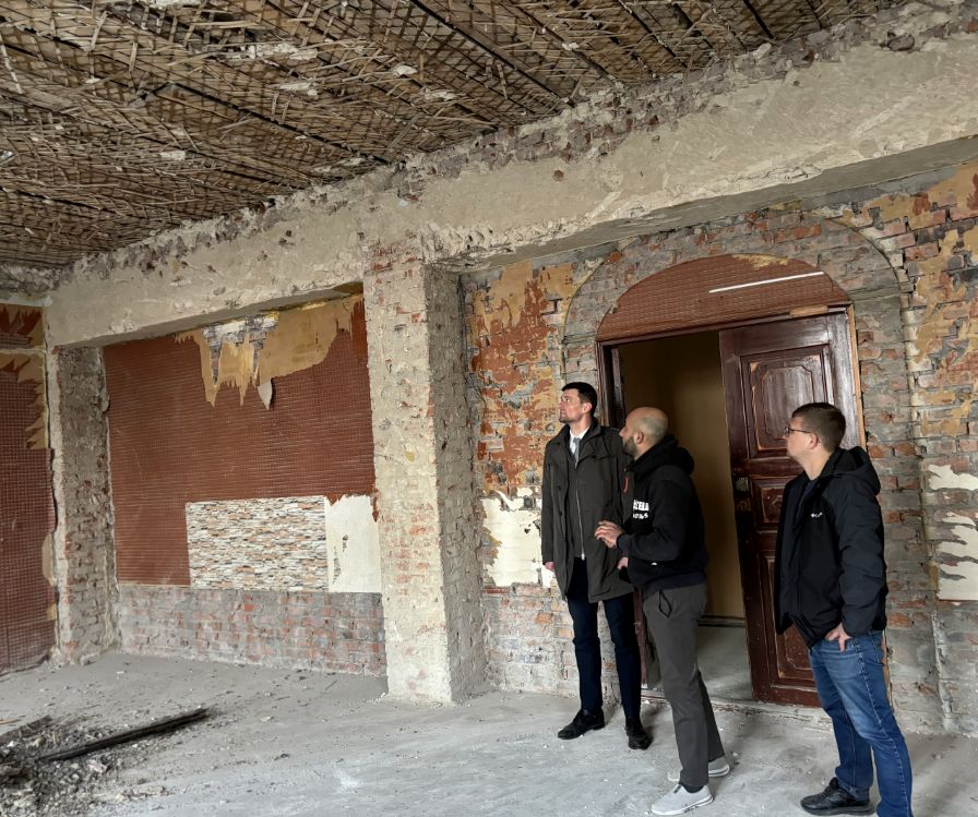 Борис Аксенов посетил Сальский Дворец Культуры, в котором проводится капитальный ремонт