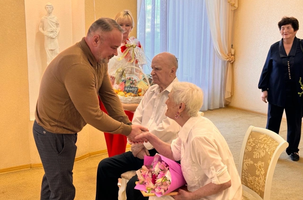 Магомед Дарсигов поздравил юбиляров семейной жизни Ворошиловского района 