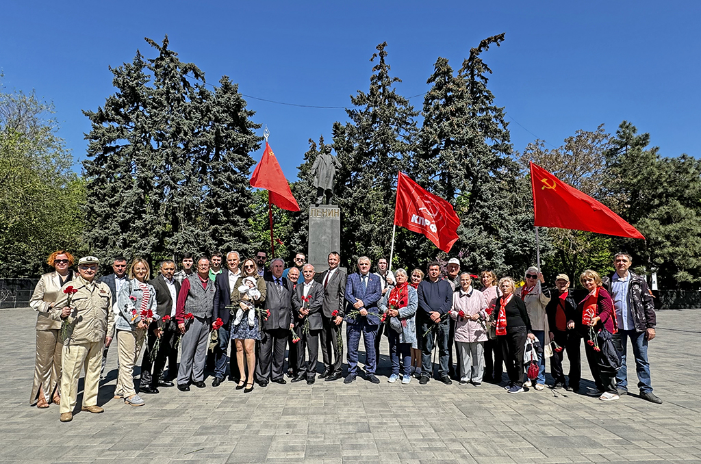 Алексей Мисан с депутатами фракции КПРФ в честь дня рождения Ленина провел памятную акцию