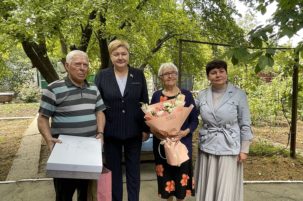 Елена Елисеева поздравила супругов Виктора и Елену Чегринец с Международным днем семьи 