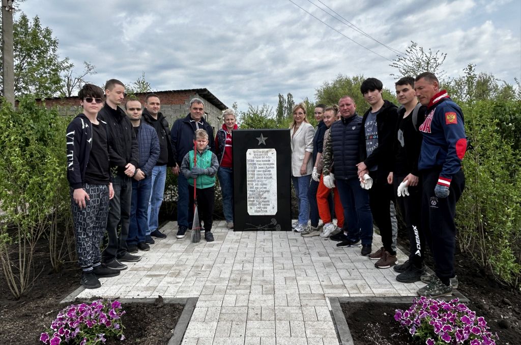 Сергей Рожков оказал помощь в благоустройстве территории у мемориала