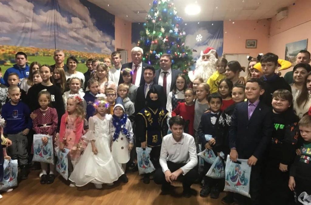 Вячеслав Василенко поздравил с наступающим Новым годом детей участников СВО из Миллеровского района