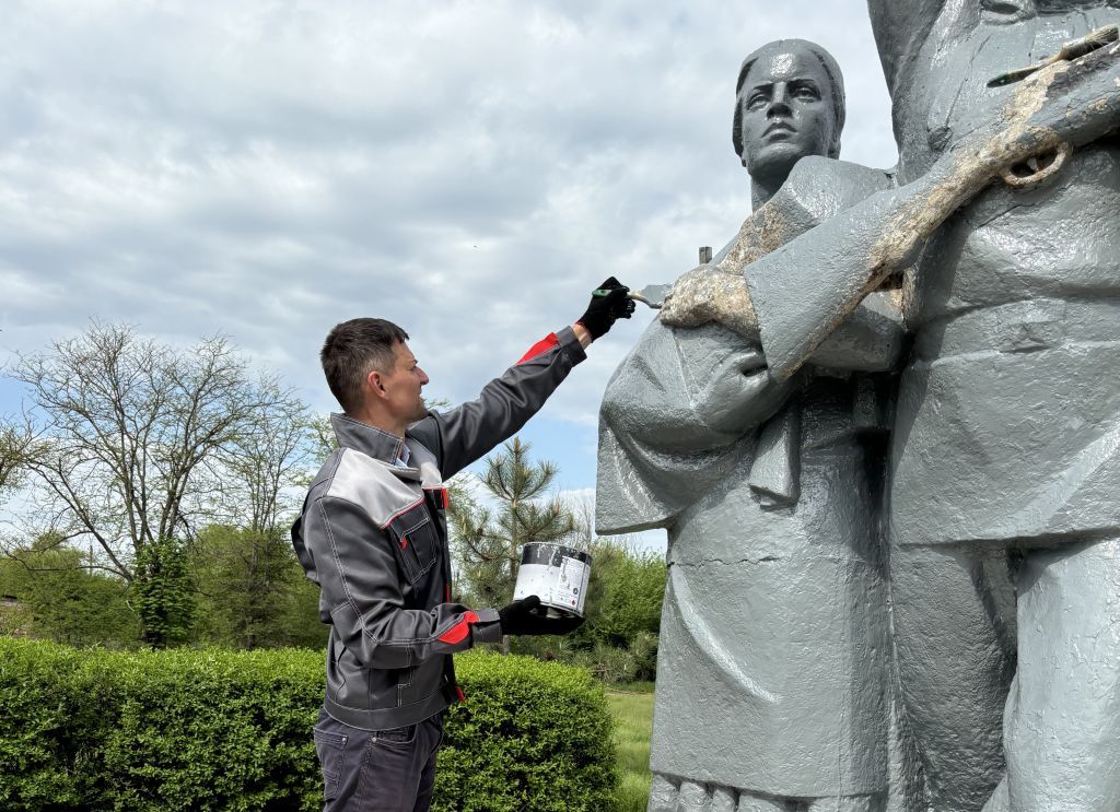 Борис Аксенов помог в уборке мемориала в поселке Конезавод имени Буденного