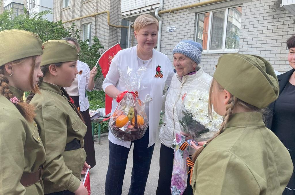 Елена Елисеева поздравила ветерана Великой Отечественной  Людмилу Варфоломееву с Днем Победы 