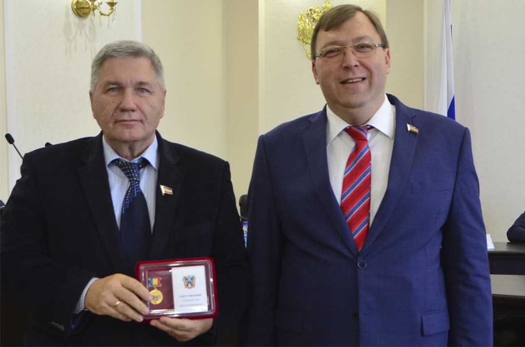 Памятные знаки «80 лет Ростовской области» вручены депутатам Законодательного Собрания Памятные знаки «80 лет Ростовской области» вручены депутатам Законодательного Собрания