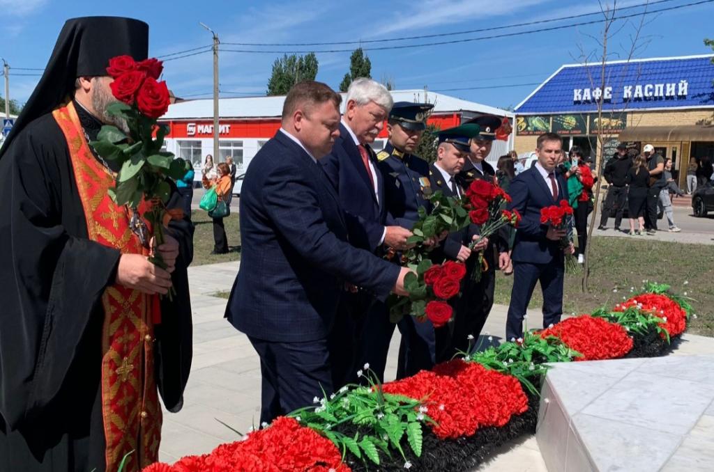 Вячеслав Василенко возложил цветы к Мемориальному комплексу «Вечный огонь» в городе Миллерово 