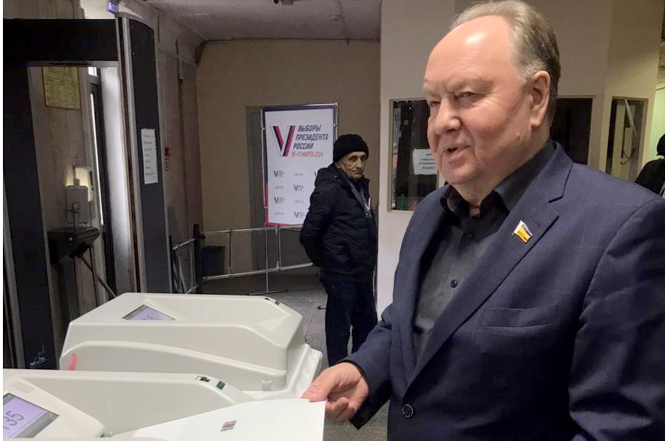 Андрей Харченко и Александр Косачев проголосовали на выборах Президента России