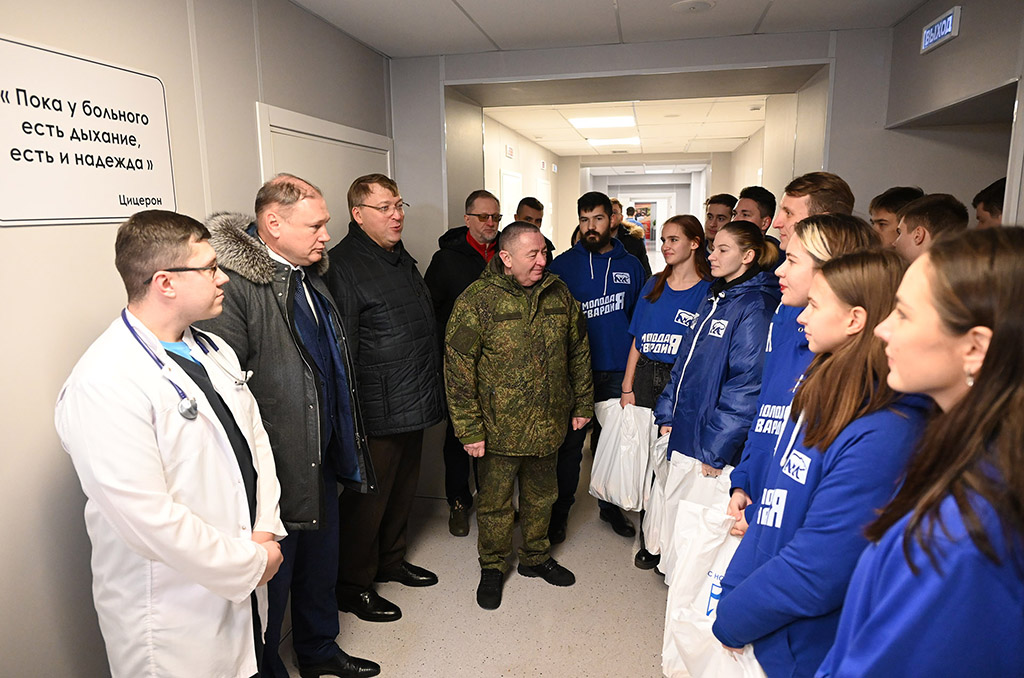Александр Ищенко и Владимир Ревенко поздравили с наступающим Новым годом сотрудников и пациентов Окружного военного госпиталя