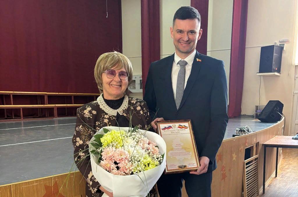 Борис Аксенов поздравил с профессиональным праздником сотрудников детской школы искусств в Сальске 