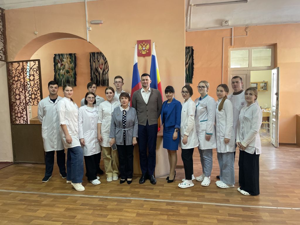 Борис Аксенов провел встречу с учащимися техникумов в Сальске