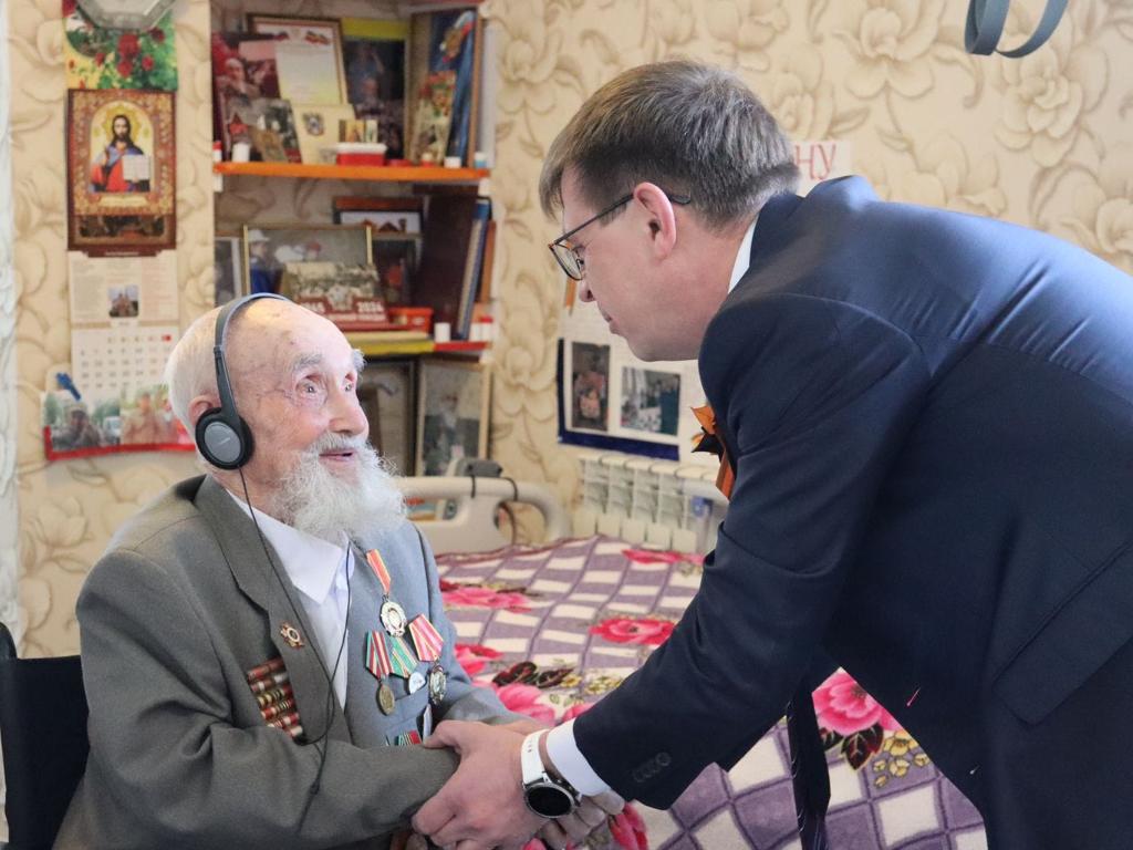 Борис Вальтер поздравил ветерана с Днем Победы
