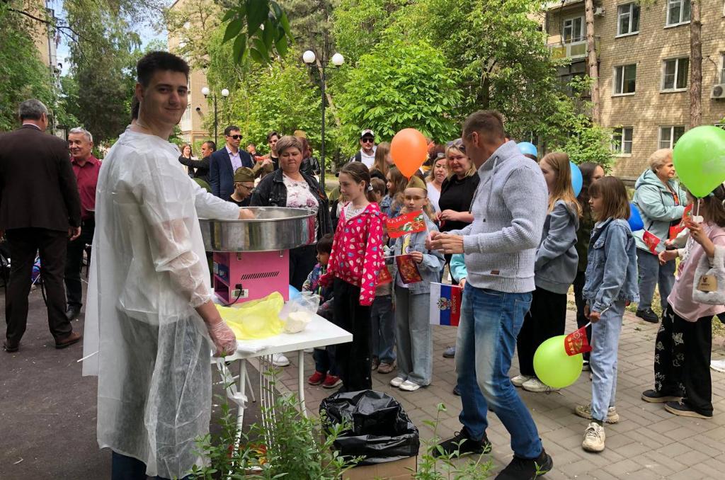 Денис Бурыка организовал в сквере Энергетиков Азова праздничную программу, посвященную Дню Победы