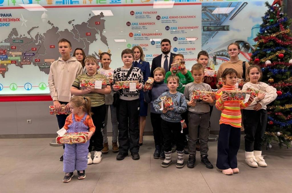 Павел Кузьмин организовал новогоднюю экскурсию для детей участников СВО и беженцев из Донбасса