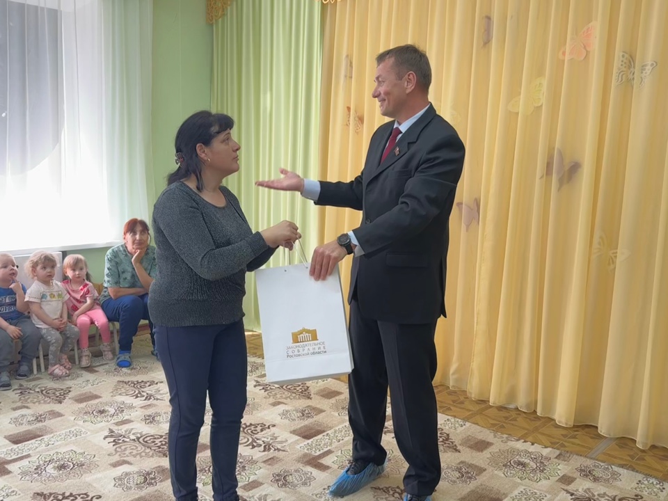 Алексей Мисан подарил книги воспитанникам детсада в Мясниковском районе