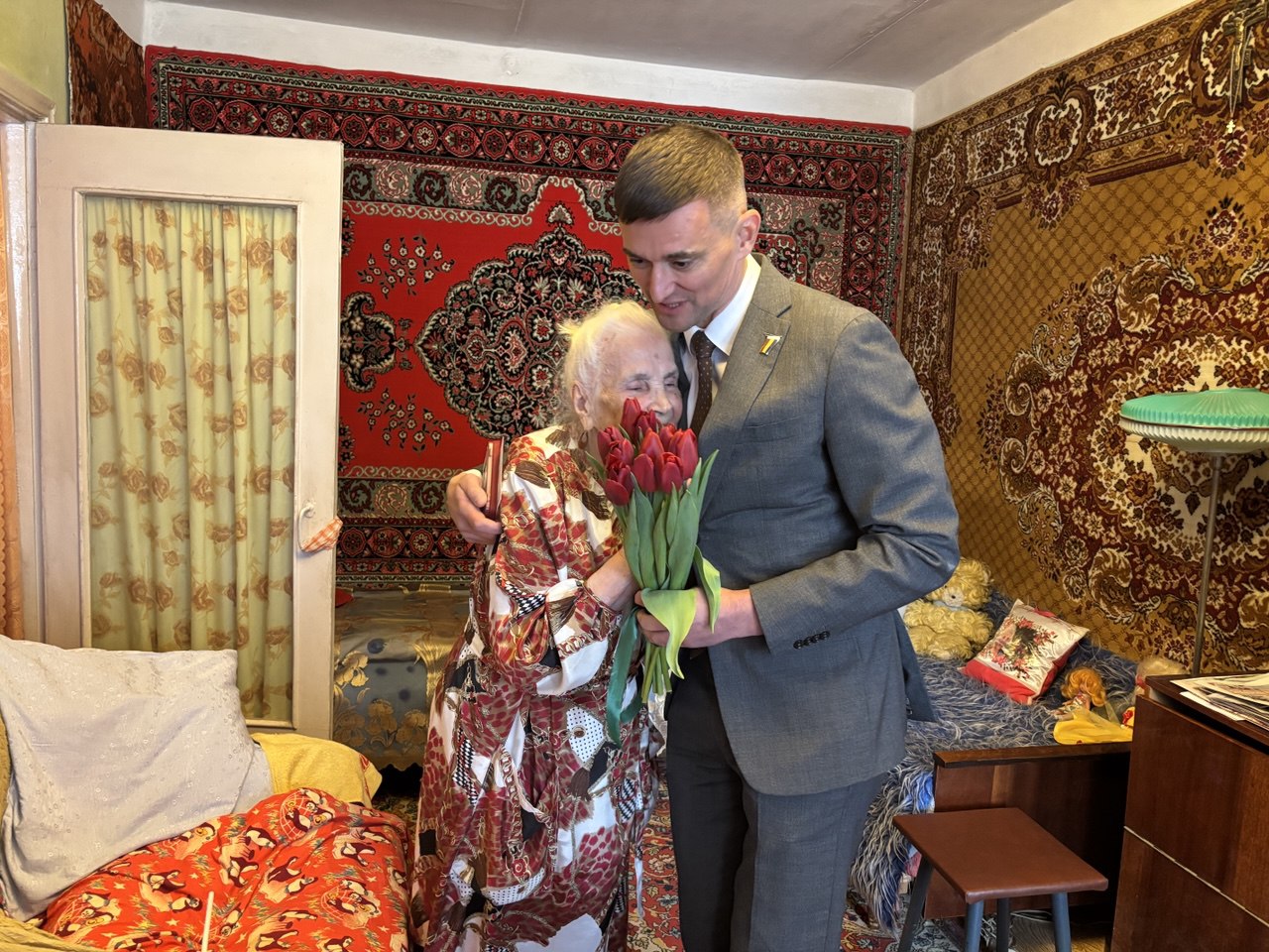 В честь 80-летия Победы Борис Аксенов вручил юбилейную медаль труженице тыла из Сальска