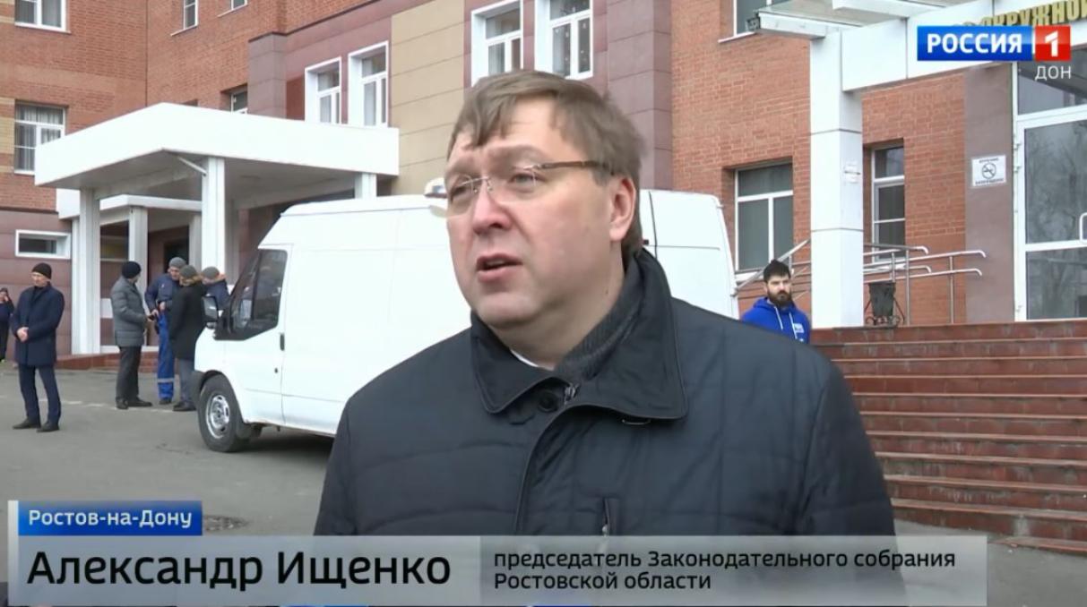 Александр Ищенко и Владимир Ревенко поздравили с наступающим Новым годом сотрудников и пациентов Окружного военного госпиталя
