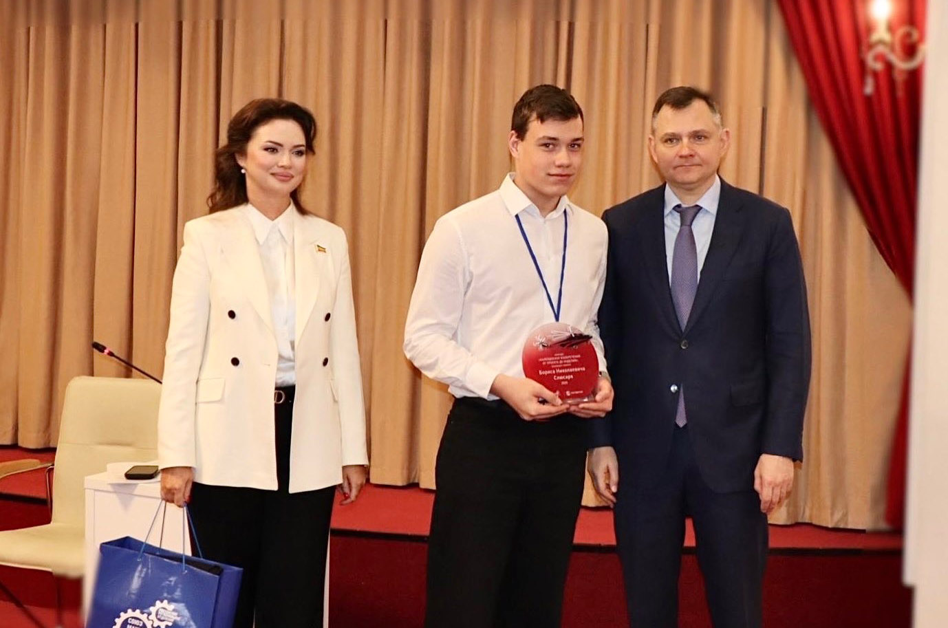 Врио Губернатора Юрий Слюсарь и депутат Лидия Новосельцева наградили юных ростовский изобретателей