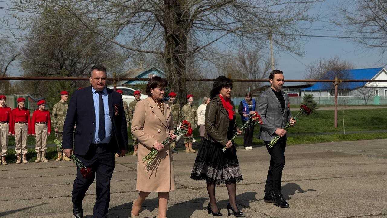 Александр Ремета в Вехнесоленовском сельском поселении почтил память павших в Великой Отечественной войне 