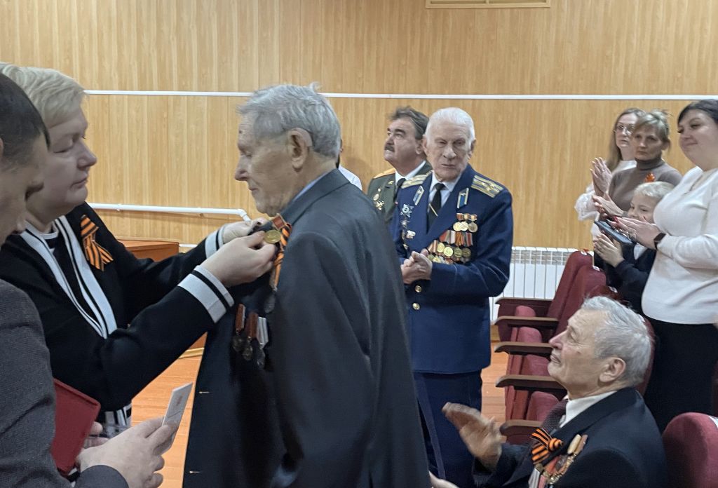 Елена Елисеева в честь 80-летия Победы вручила юбилейную медаль труженику тыла из Гукова