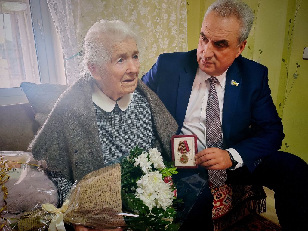Виктор Халын в честь 80-летия Победы вручил юбилейную медаль труженице тыла из Цимлянска