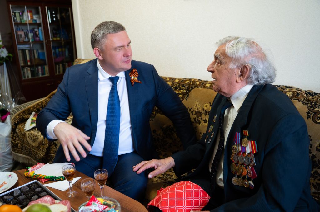 Игорь Бураков поздравил с Днем Победы ветерана Великой Отечественной войны 