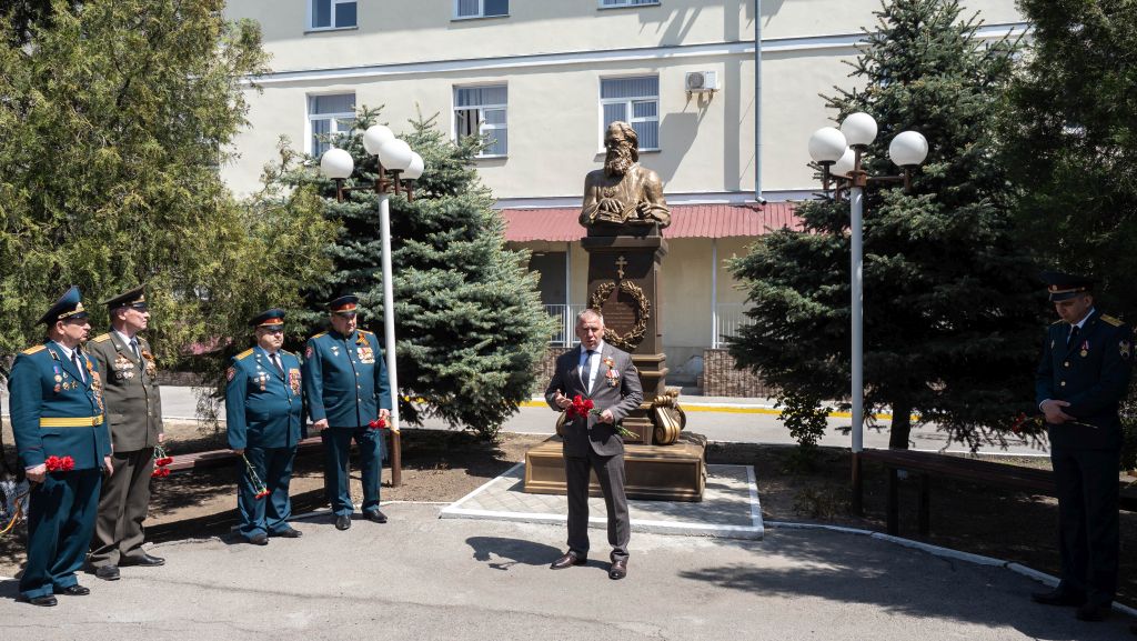 Борис Гуркин возложил цветы к мемориалу легендарного хирурга святителя Луки Крымского