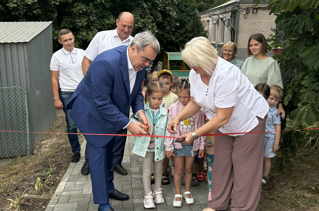 Сергей Рожков обустроил детскую игровую площадку в Аксайском районе