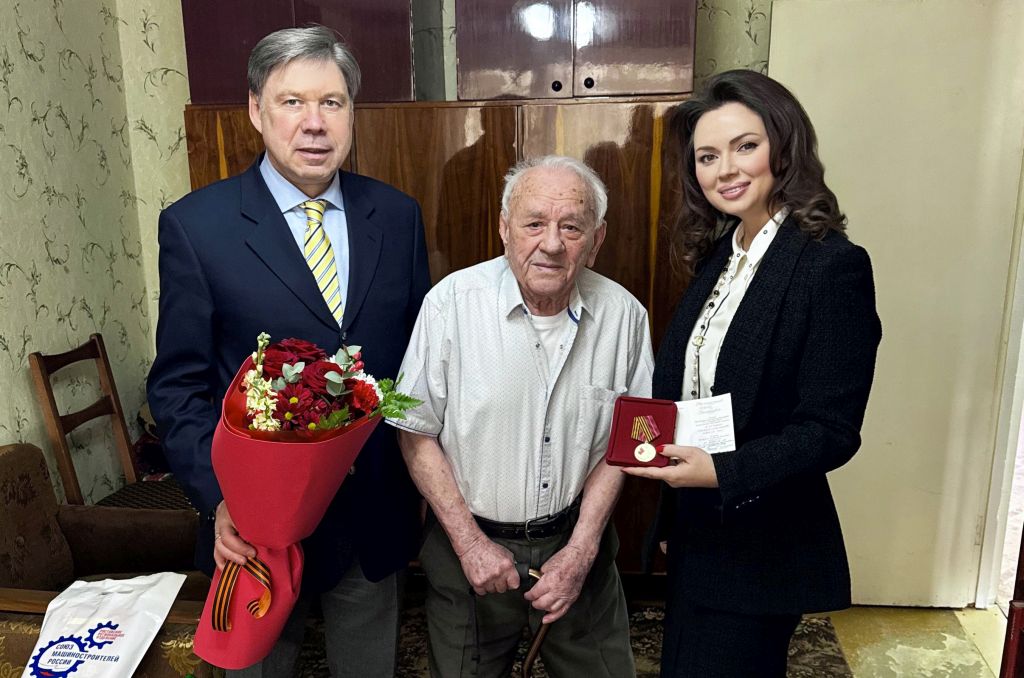 Лидия Новосельцева вручила юбилейную медаль в честь 80-летия Победы ветерану из Ворошиловского района 