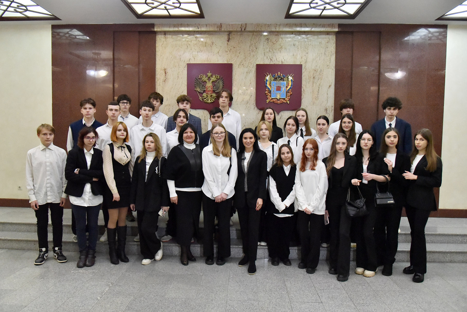 Ирина Жукова провела экскурсию по Законодательному Собранию для ростовских школьников