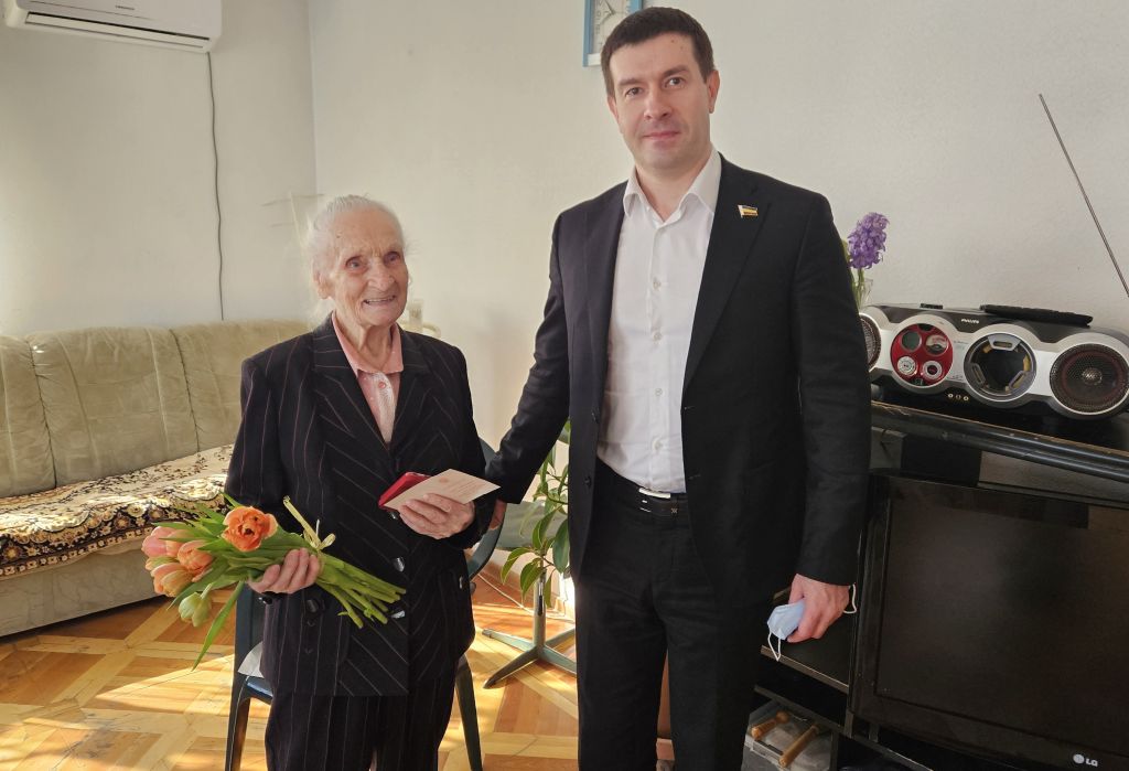 Сергей Заревский вручил юбилейную медаль в честь 80-летия Великой Победы 