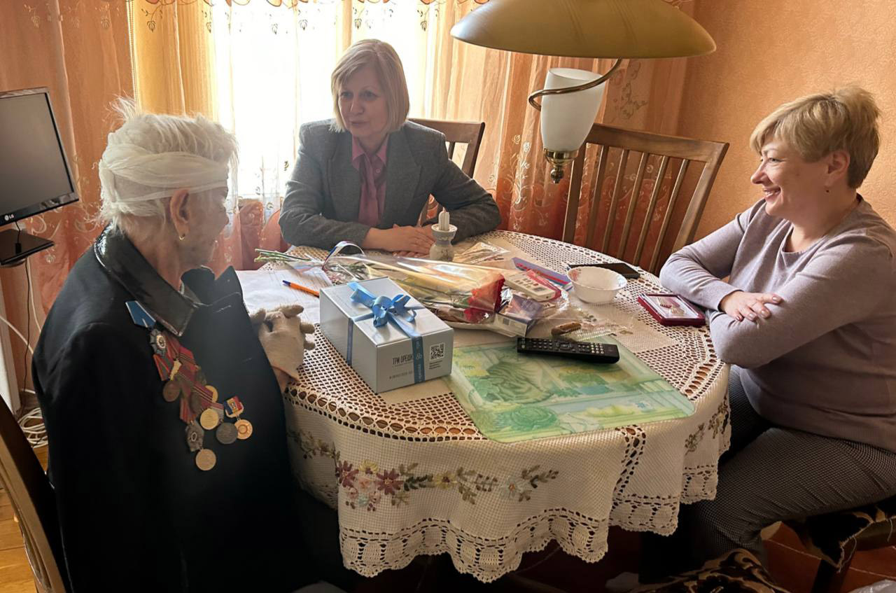 Татьяна Михеева вручила медаль в честь 80-летия Победы труженице тыла Инне Петровне Егоровой