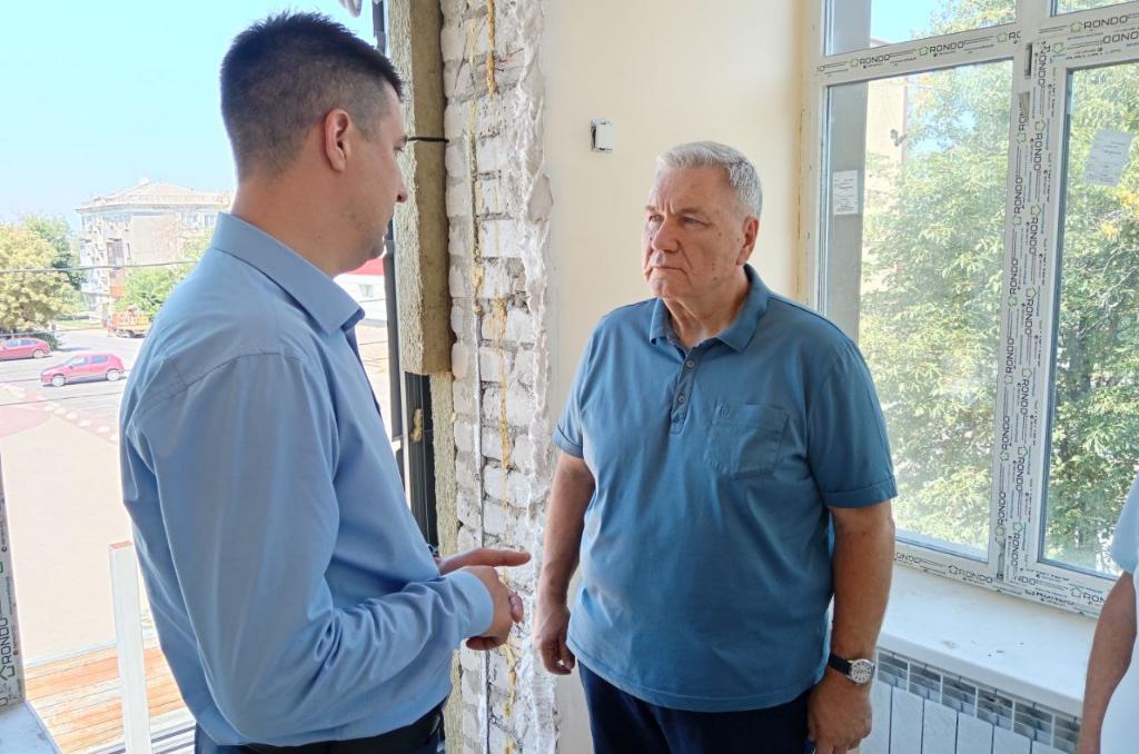 Сергей Михалев проверил ход работ по капитальному ремонту детского сада «Искорка» в Красном Сулине 