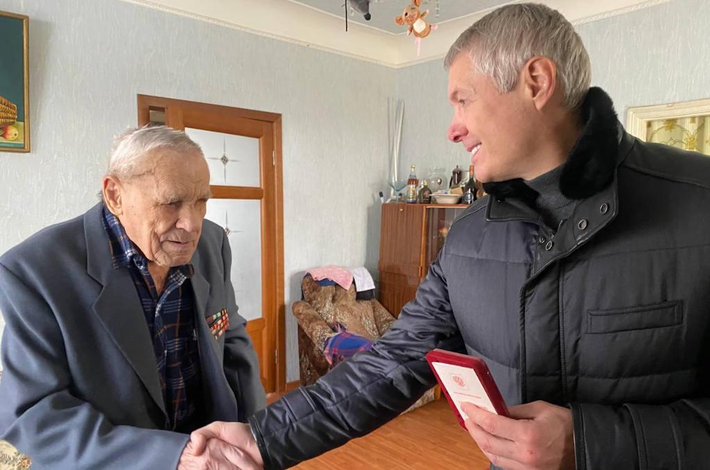 Сергей Ковалев в честь 80-летия Победы вручил юбилейные медали ветеранам Великой Отечественной войны из Ростова-на-Дону 