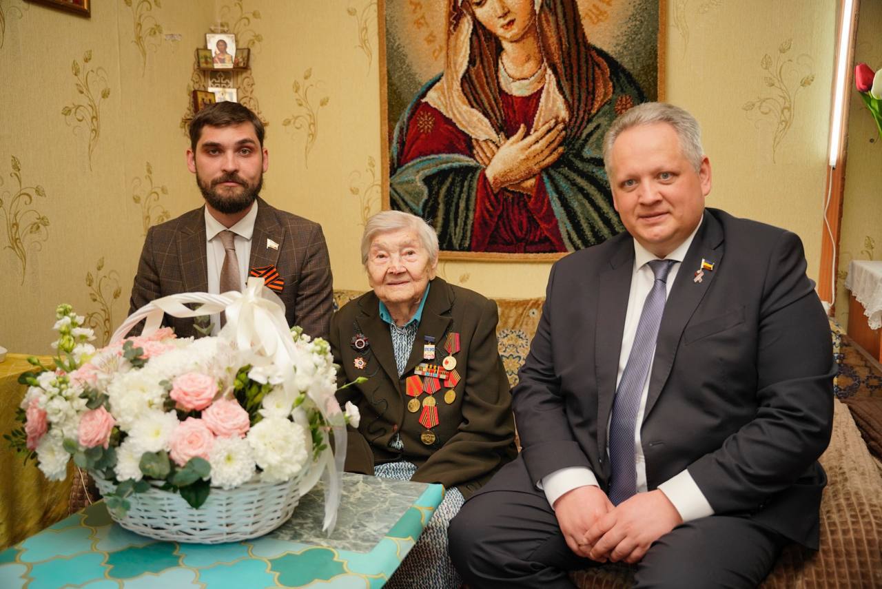 Николай Ромашенко и Владислав Синёв поздравили Людмилу Алексеевну Степанченко с праздником Великой Победы 