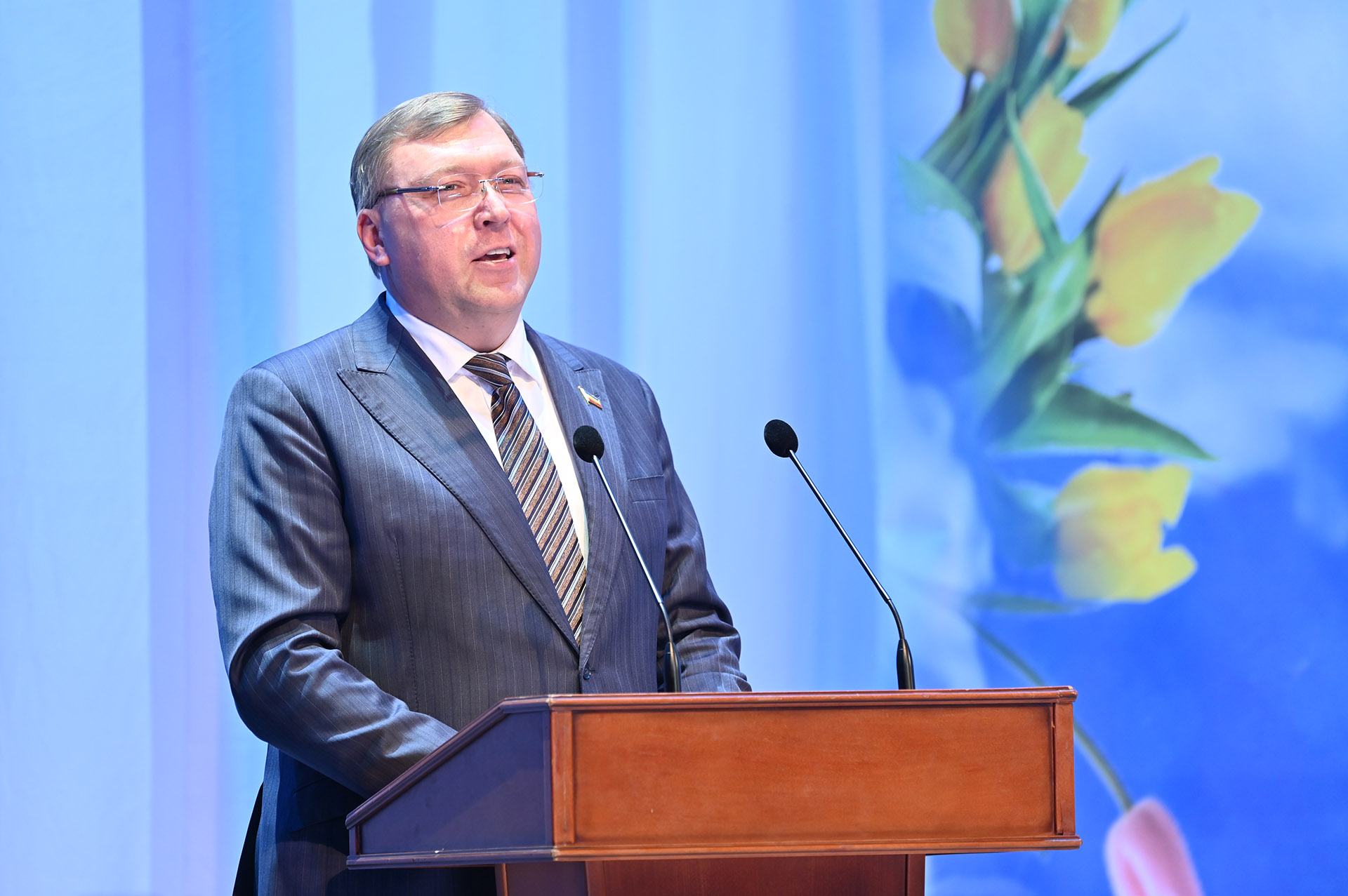 Александр Ищенко поздравил жительниц донского края с Международным женским днем