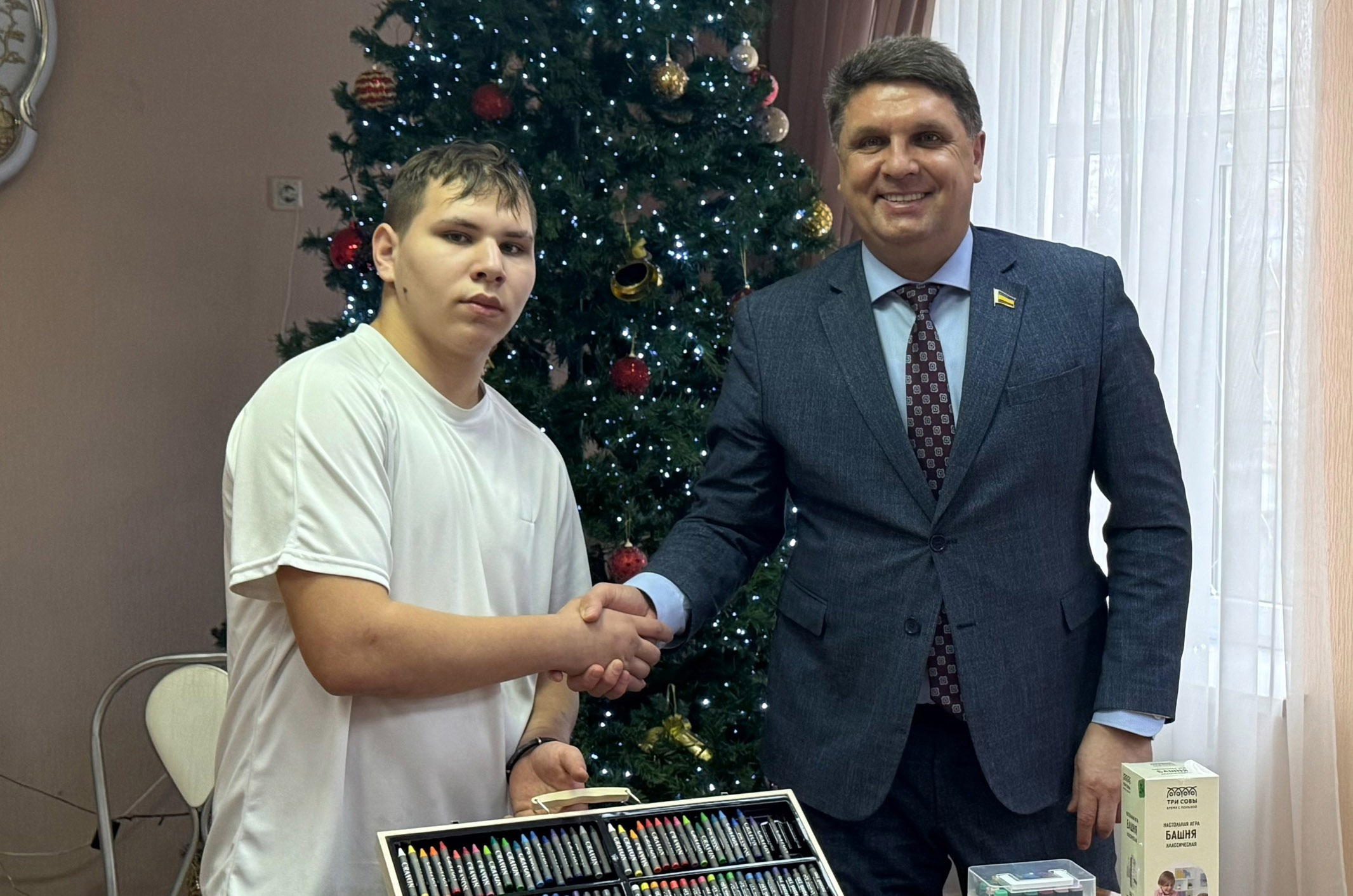 Владимир Влазнев исполнил новогоднюю мечту мальчика из Азовского района 