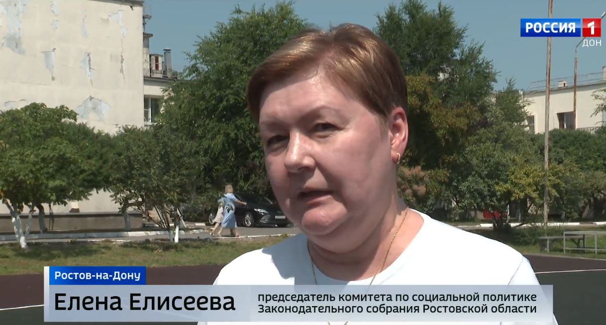 В День семьи, любви и верности в ростовском социальном приюте для детей и подростков открыли уличную сценическую площадку
