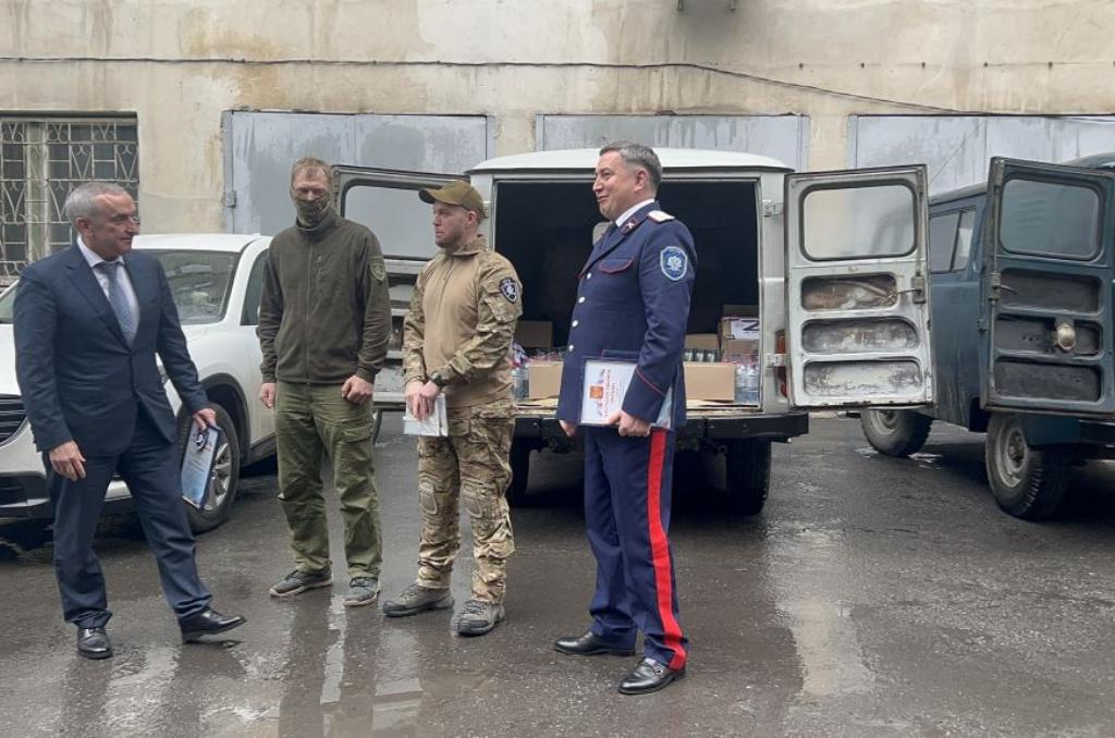 Мурат Харцызов передал бойцам СВО два автомобиля УАЗ