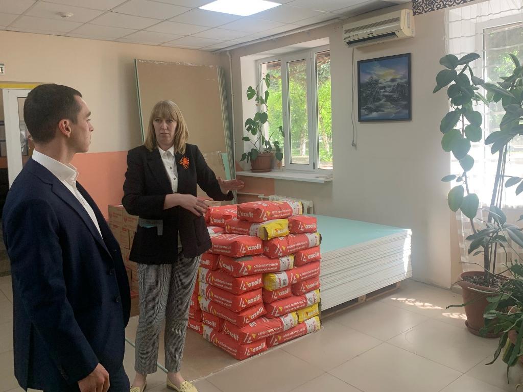 Евгений Понамаренко подарил Шахтинскому пансионату телевизор