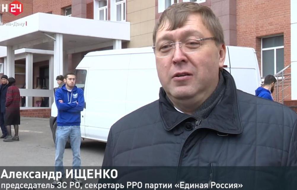 Александр Ищенко и Владимир Ревенко поздравили с наступающим Новым годом сотрудников и пациентов Окружного военного госпиталя
