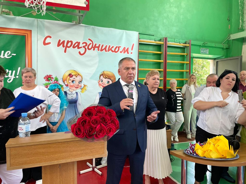 Борис Гуркин поздравил с праздником «Последний звонок» выпускников лицея № 7 Новочеркасска