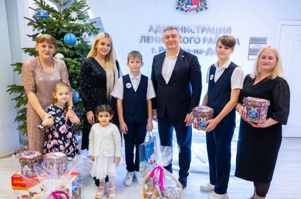 Игорь Бураков исполнил детские мечты с «Елки желаний» Ленинского района Ростова-на-Дону