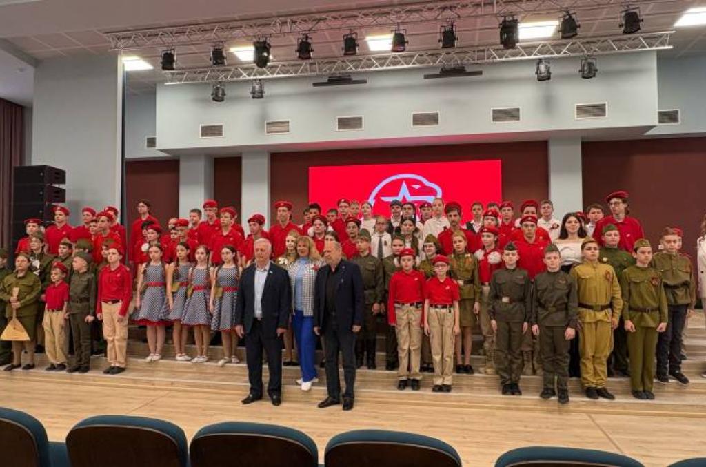 Адам Батажев принял участие в торжественной линейке, посвященной вступлению школьников в ряды «Юнармии»